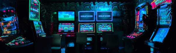 英雄联盟电竞比赛现场选手对战场景