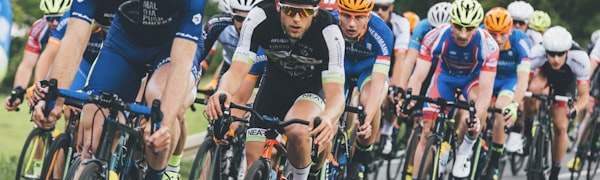 足球运动员受伤后队医治疗场景