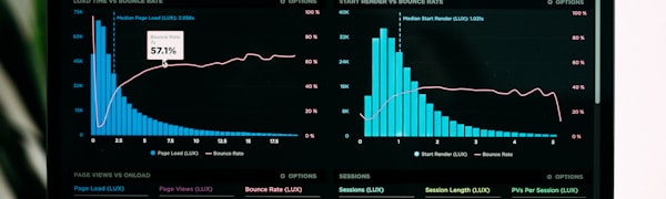 数据分析师在电脑前分析体育数据图表