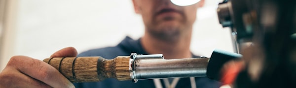 众多球迷在体育酒吧观看比赛热烈讨论