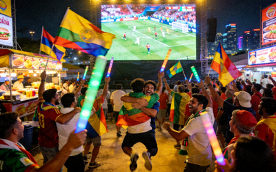 众多球迷在大型屏幕前观看足球比赛直播的欢乐场景